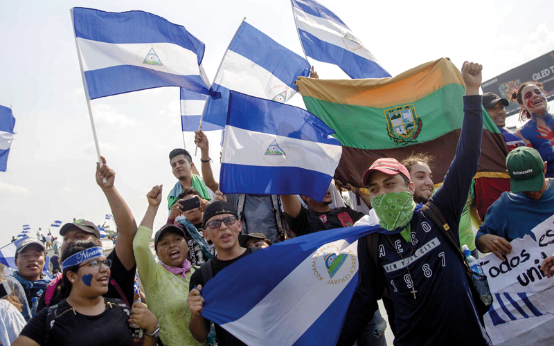 متظاهرون يطالبون بتنحي أورتيغا وزوجته. ي.ب.أ