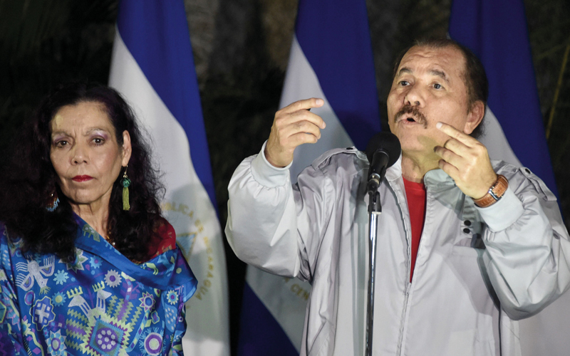 أورتيغا وزوجته ربما غير مقتنعين  بأن التظاهرات ضدهما حقيقة. أ.ف.ب