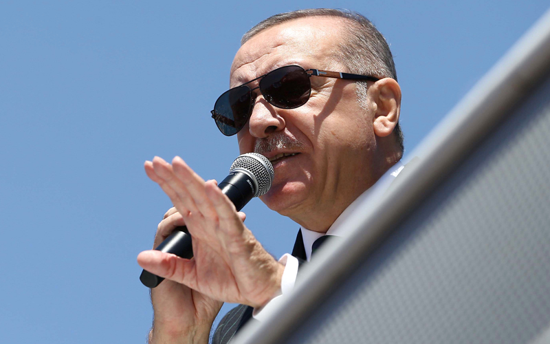 أردوغان يخاطب مؤيديه. رويترز