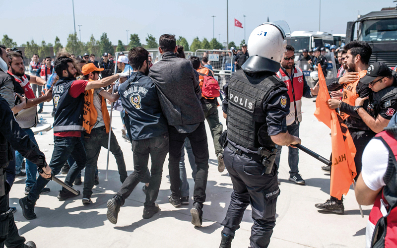 عناصر من الشرطة التركية تعترض تظاهرات في يوم العمال. أ.ف.ب
