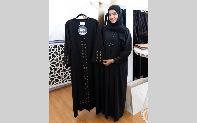 حصة الهاشمي تقدم تصاميم متنوعة بينها عباءات عملية تناسب الحياة اليومية. تصوير: أحمد عرديتي
