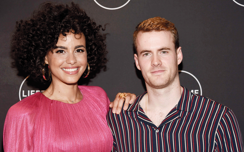 فريغر يؤدي دور الأمير وتجسّد باريسا فيتز - هينيلي دور ماركل. أ.ف.ب