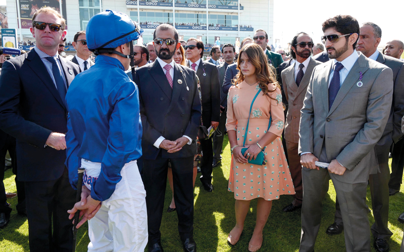 محمد بن راشد خلال متابعة سباق 2000 غينيز الإنجليزي بحضور حمدان بن محمد. وام