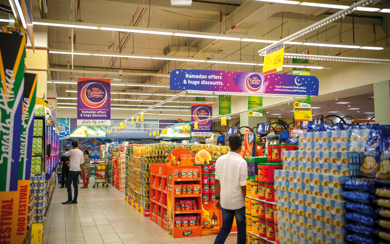 مستهلكون أعربوا عن تخوفهم من تزايد الظاهرة خلال رمضان مع زيادة عدد السلع المطروحة والعروض. تصوير: أشوك فيرما