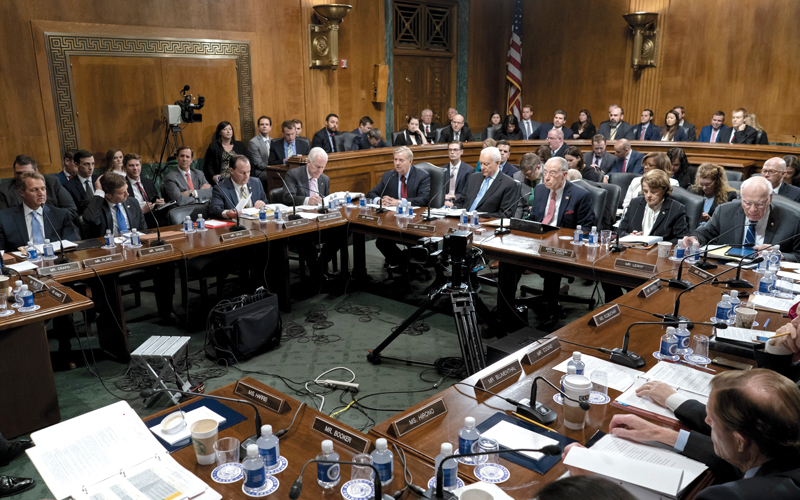 اللجنة القضائية لمجلس النواب تصدر قانوناً بحماية مولر إذا حاول ترامب طرده من منصبه.  أ.ب