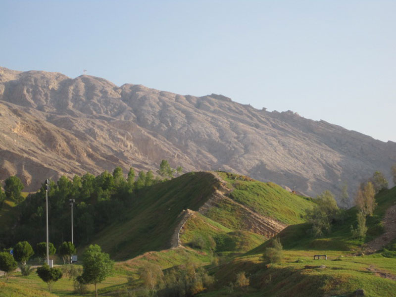 تلال خضراء وجبال صخرية. تصوير سماح حميد
