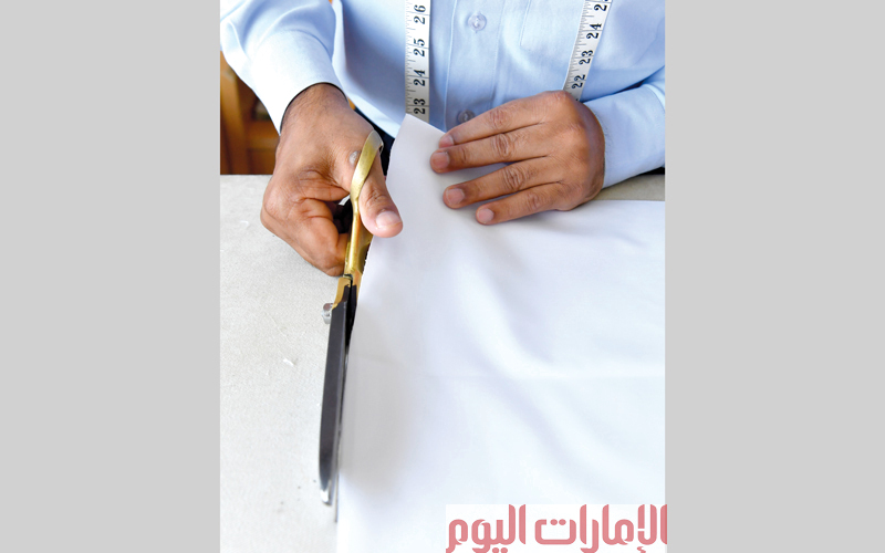 الحركة‭ ‬الأولى‭ ‬لمقصّ‭ ‬الخياط‭ ‬تعني‭ ‬انتهاء‭ ‬عملية‭ ‬التفصيل‭ ‬والقياس‭ ‬بشكل‭ ‬فعلي،‭  ‬تمهيداً‭ ‬لبدء‭ ‬الخياطة‭.‬‬‬‬‬‬‬‬‬‬‬‬‬‬‬