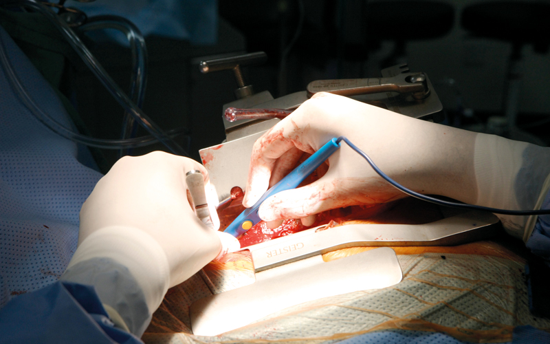 «صحة دبي» حظرت السماح لأي شخص غير الطاقم الطبي بالوجود في غرف العمليات.  تصوير: أشوك فيرما