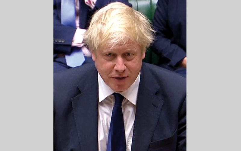 الشعر الأشقر يوحي بالشبه بين جونسون وترامب.

أرشيفية