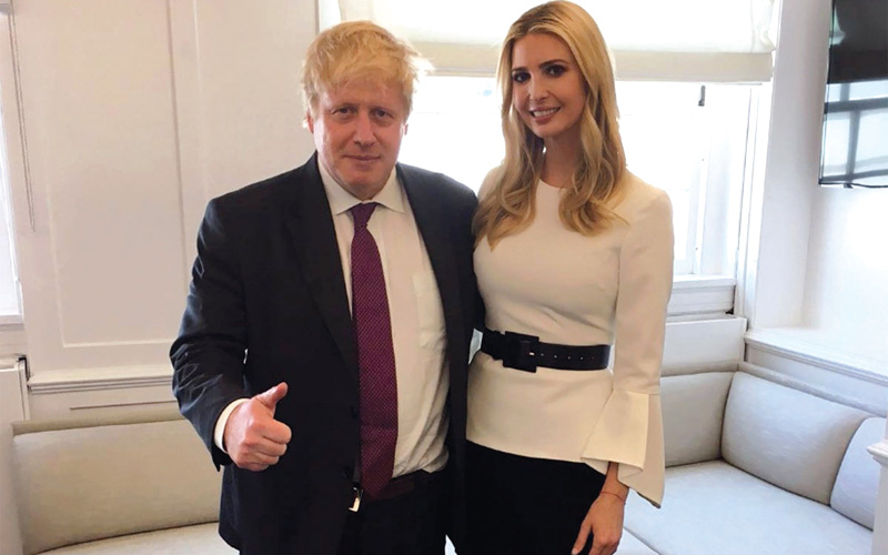 بوريس جونسون يبدو في الصورة كأنه شبيه ترامب. غيتي