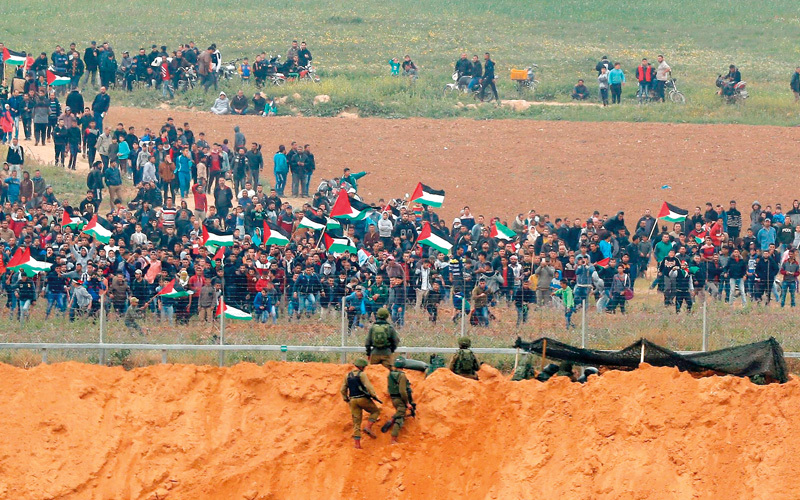 جنود الاحتلال يقتلون المتظاهرين العزّل دون أن يخطر على بال أي إسرائيلي الاعتذار. أرشيفية