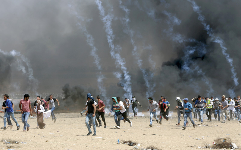 53 فلسطينياً استشهدوا بنيران القناصة الإسرائيليين منذ 30 مارس على الحدود مع غزة. أ.ب