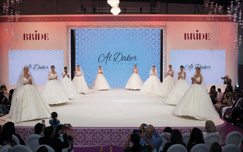 المعرض شهد حضوراً واسعاً من جانب الزوار والعرائس ومحبي الموضة والأزياء. من المصدر