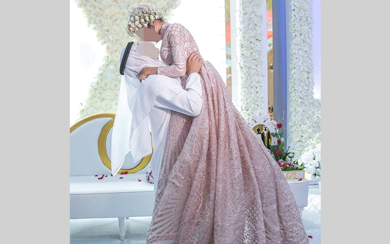 صورة للعروسين نشرت على «التواصل الاجتماعي».