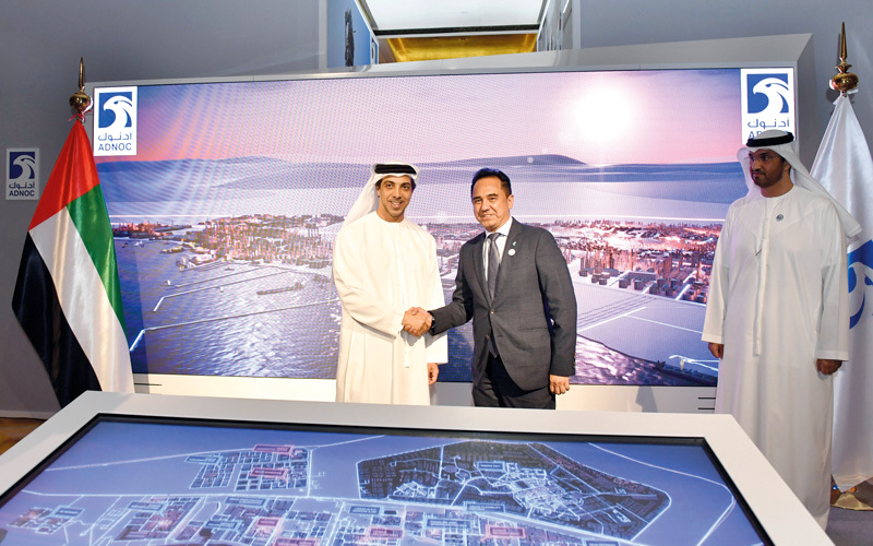 منصور بن زايد أشاد بجهود &laquo;أدنوك&raquo; واستراتيجيتها الجديدة في مجال التكرير والبتروكيماويات. وام