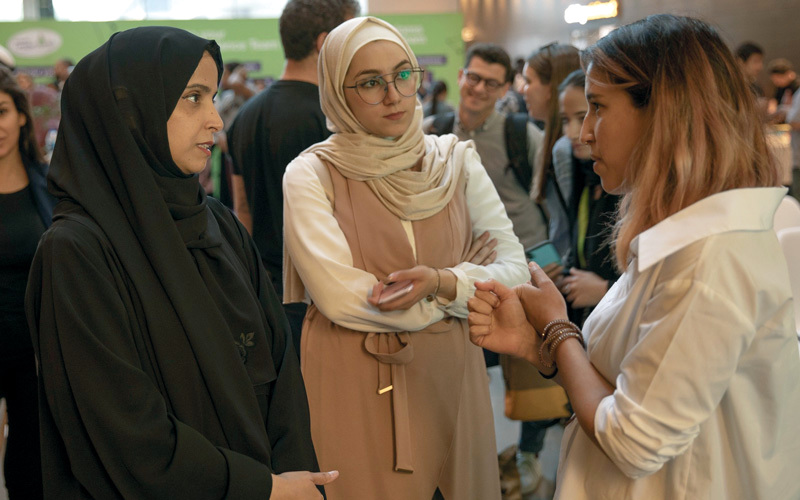 ألفة الكعبي وإحدى شخصيات «افتح ياسمسم».

من المصدر