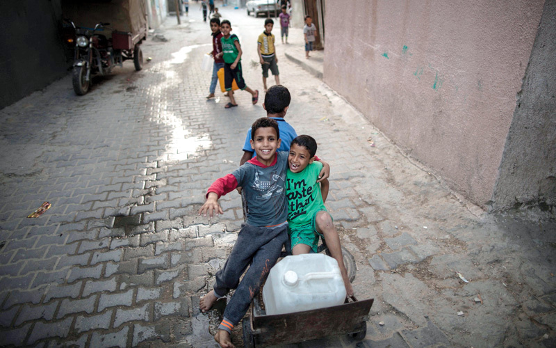 أطفال يلعبون في مخيم جبالية حيث عاش الكاتب. أ.ف.ب