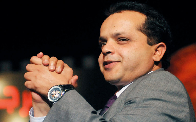 هنيدي بطل في «أرض النفاق».  أرشيفية