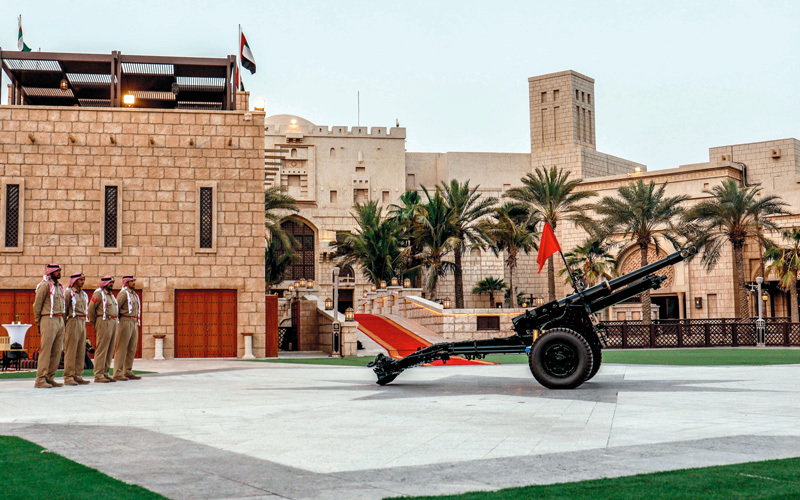 مدينة دبي اعتادت سماع صوت المدفع الرمضاني منذ ستينات القرن الماضي خلال شهر رمضان المبارك. من المصدر