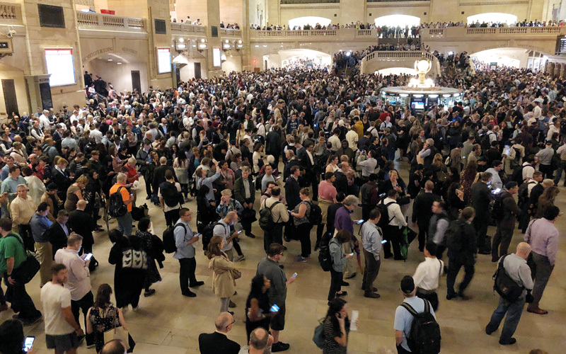 حركة القطارات توقفت بسبب العواصف.  رويترز