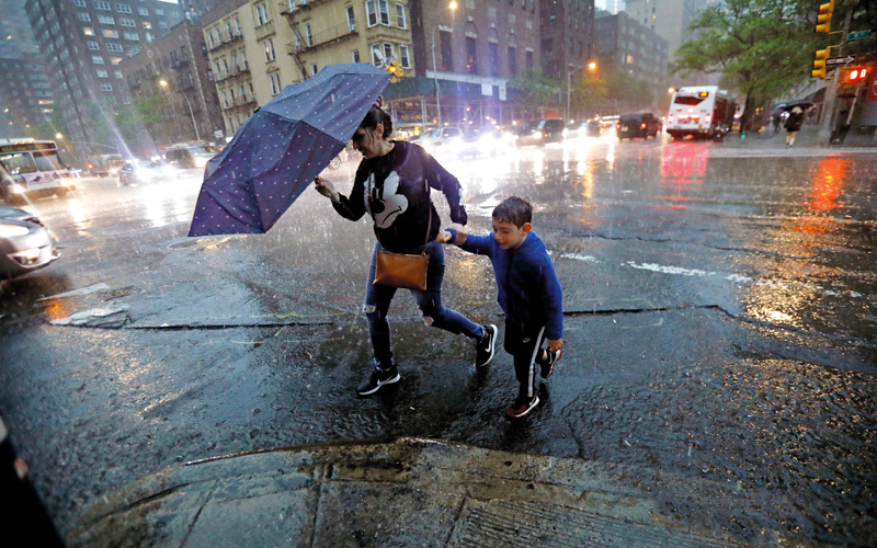 العواصف عطلت حركة الناس.  إي.بي.إيه