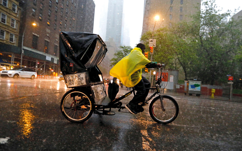 الحركة شبه متوقفة في الشوارع.  إي.بي.إيه