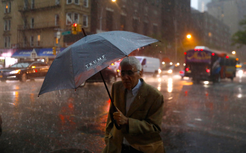 عاصفة شديدة ضربت نيويورك.  إي.بي.إيه