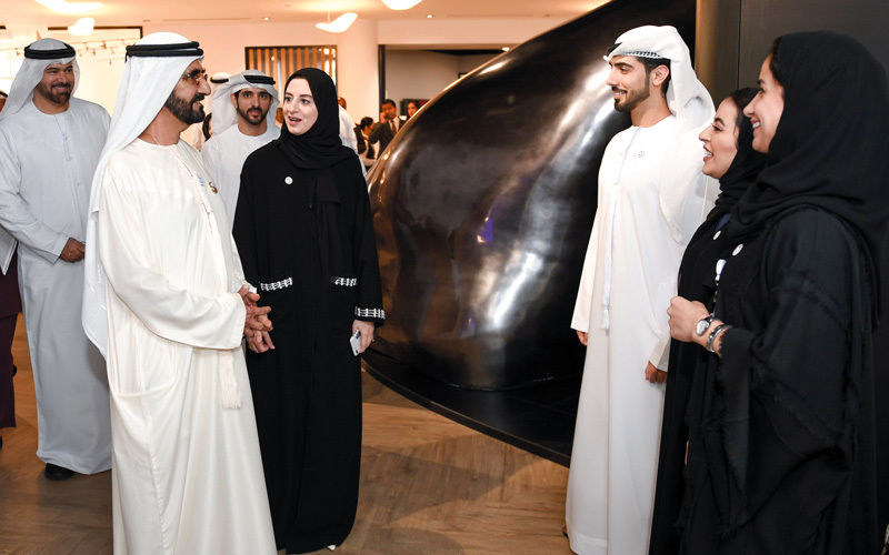 محمد بن راشد خلال تدشينه منصة «ابتكر».. بحضور حمدان بن محمد. وام