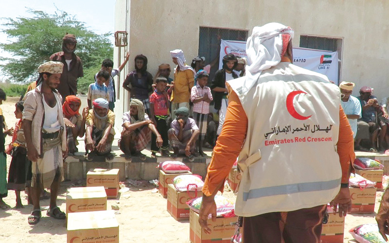 «الهلال» تدشن توزيع مساعدات غذائية رمضانية في محافظة أبين