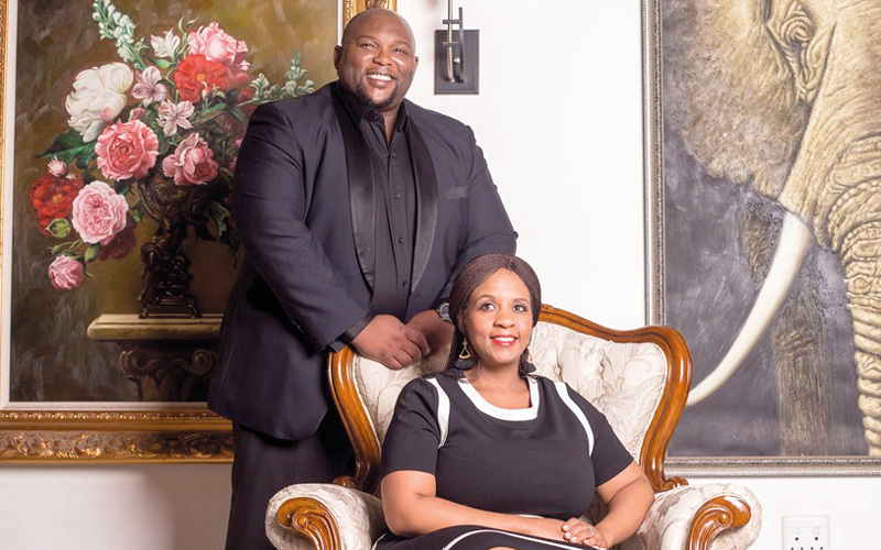 ابن سيريل رامافوزا يقف خلف خطيبته.  غيتي