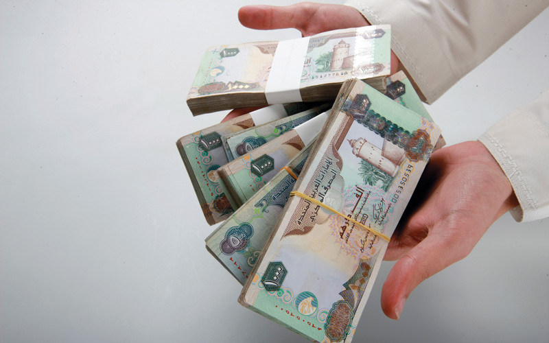 أندية تقدم مبالغ مالية للاعبين خارج سقف الرواتب. الإمارات اليوم