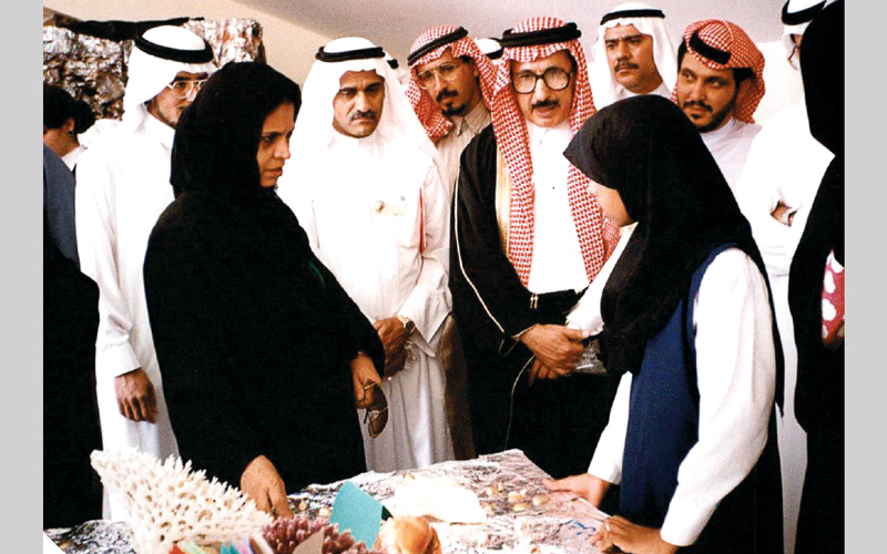 عائشة السيار مع مجموعة من المسؤولين في زيارة لإحدى المدارس. أرشيفية