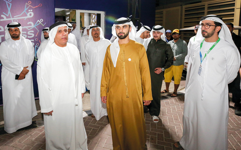 منصور بن محمد يتفقد مرافق &laquo;ند الشبا&raquo; يرافقه الطاير والمزروعي. من المصدر