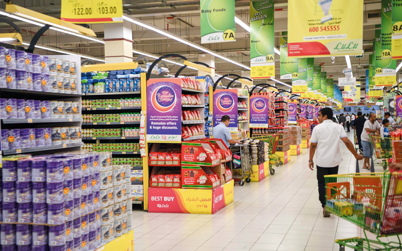 منافذ بيع قامت خلال شهر رمضان بزيادة عروض التخفيضات على سلع مختلفة. تصوير: أشوك فيرما
