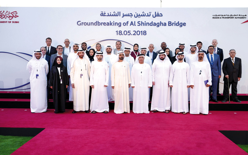 محمد بن راشد خلال تدشين مشروع جسر الشندغة. وام