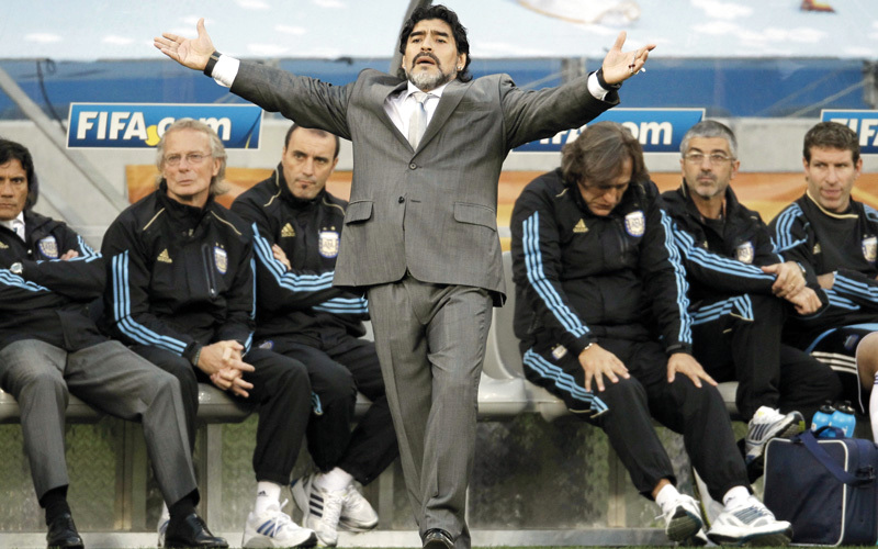 مارادونا قاد الأرجنتين لتحقيق اللقب المونديالي في 1986. أ.ب