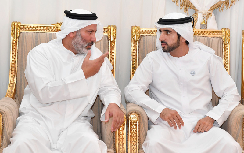 حمدان بن محمد أثناء تقديم واجب العزاء لأسرة الشهيد الهاجري. وام