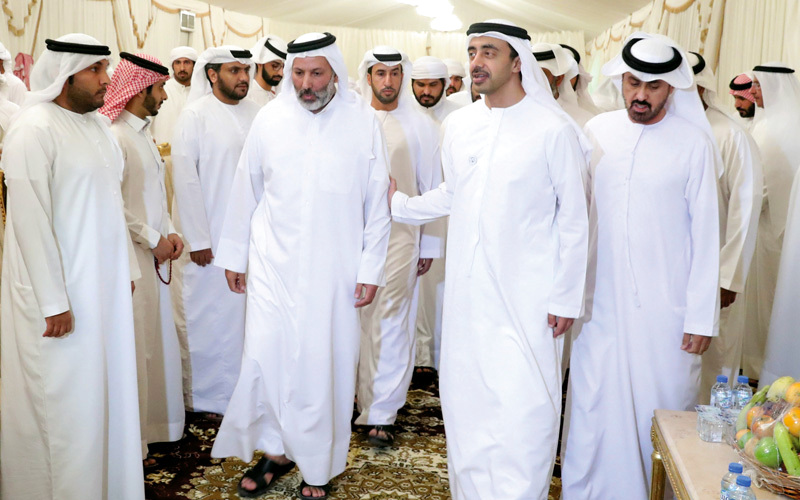 عبدالله بن زايد أثناء تقديم واجب العزاء لأسرة الشهيد الهاجري. وام