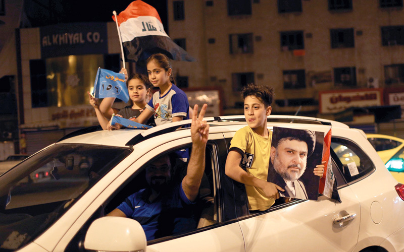 مؤيدون لمقتدى الصدر يعبّرون عن فرحتهم بفوزه.  رويترز