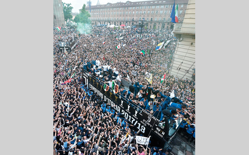 احتفالات صاخبة لجمهور يوفنتوس في شوارع تورينتو احتفالاً بالدوري والكأس. أ.ف.ب