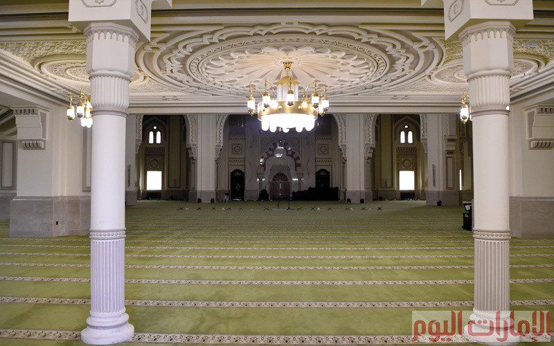 ويتكون بناؤه من طابقين، ويتسع لأكثر من 3000 مصلٍّ، وأكثر من 700 مصلية. وتتزيّن جوانب الجامع الخارجية بالنقوش الإسلامية البديعة،