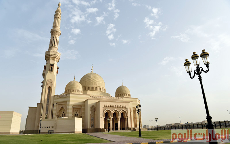 يقع جامع الجامعة القاسمية ضمن حرم الجامعة في الشارقة، التي تدرّس فيها العلوم الدينية. وصُمم المسجد على الطراز الفاطمي المكتسي بالأحجار الكبيرة،