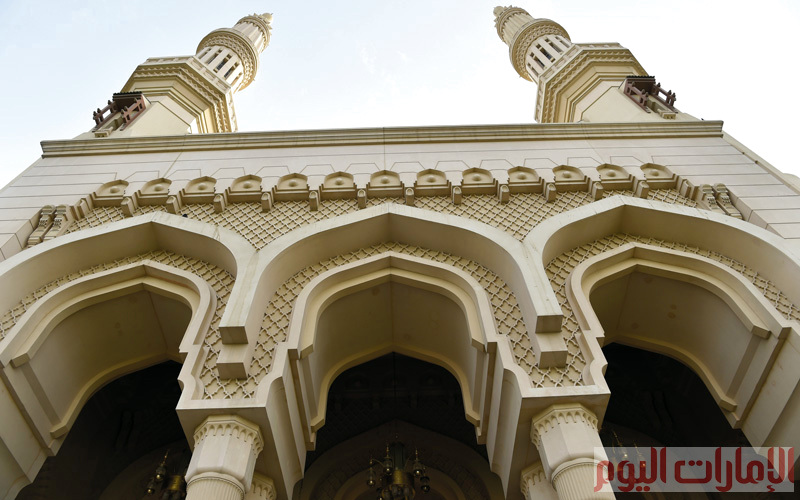 ومن الداخل بالرخام المزخرف بآيات قرآنية، أما السجاد فروعي فيه اختيار اللون الأخضر الهادئ لإعطاء راحة أكثر للمصلين.