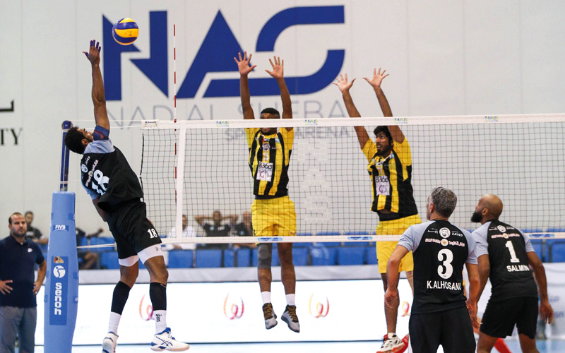 فريق المفاجأة حامل اللقب تأهل إلى نصف نهائي الكرة الطائرة. من المصدر