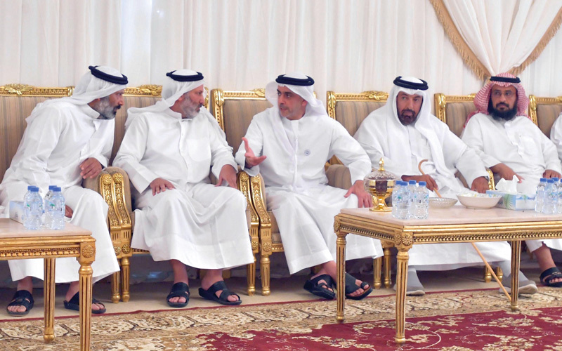 سيف بن زايد خلال زيارته مجلس العزاء في منطقة الشليلة في العاصمة أبوظبي.

وام