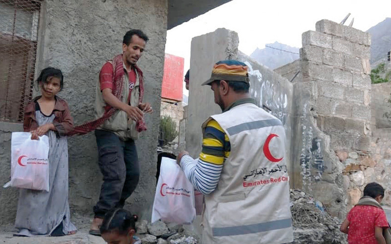 «الهلال الأحمر» تنفذ «إفطار صائم» في تعز لليوم الثالث