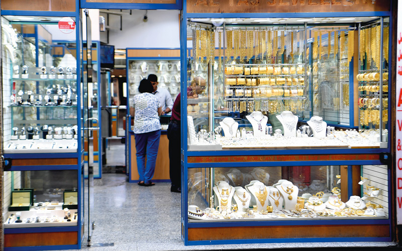الأسواق تشهد حالياً بطئاً ملحوظاً في الإقبال على شراء المشغولات الذهبية الجديدة. تصوير: باتريك كاستيلو