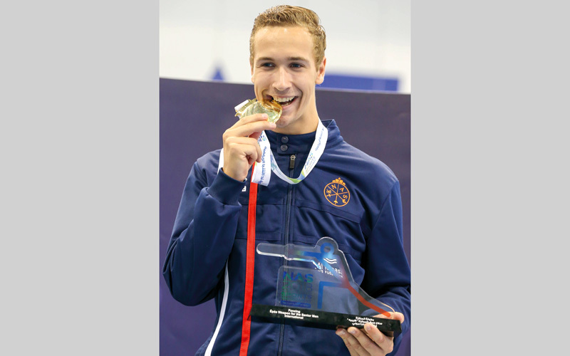 الهولندي راندي بوش بطل سلاح الإيبيه. من المصدر