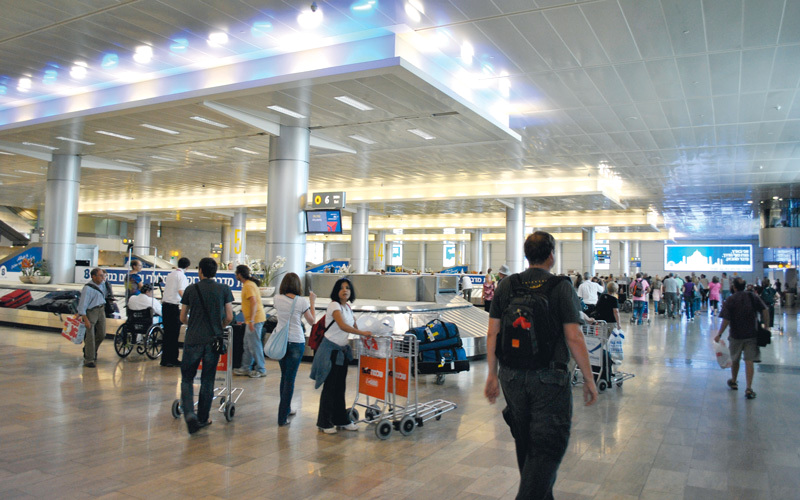 إسرائيليون يغادرون البلاد عبر مطار بن غوريون في إسرائيل. غيتي