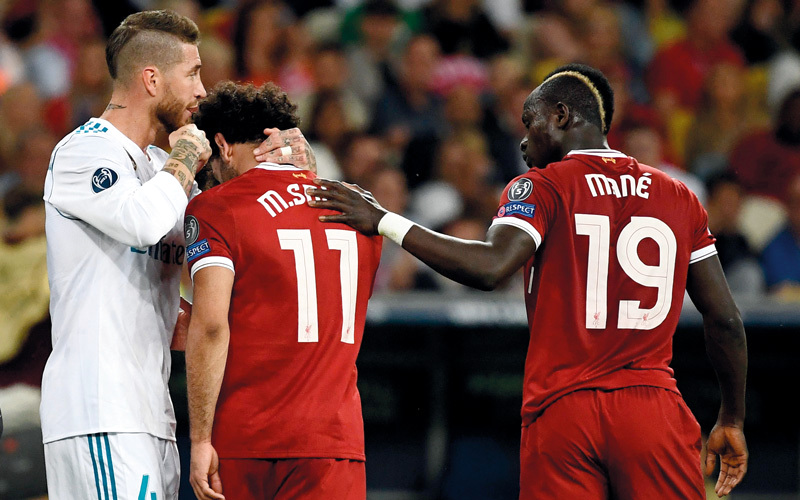 راموس يعانق محمد صلاح بعد خروجه من الملعب باكياً. أ.ف.ب